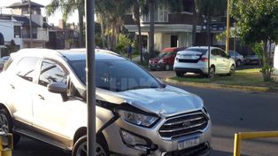 Un auto chocó y terminó contra una garita