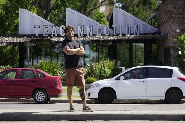 Reinaldo Bacigalupo posa frente a su local de la franquicia de comida saludable, Tea Connection, en Oroño y el río. 