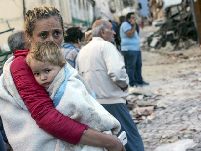 gracias a la vida. Una madre se aferra a su pequeño hijo
