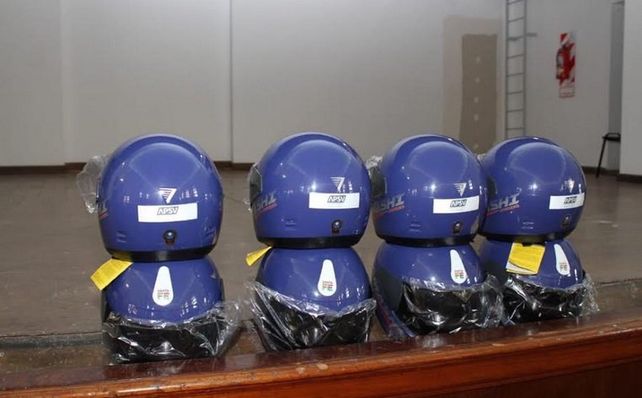 Los cascos que le entregarán a los conductores primerizos de motos.&nbsp;