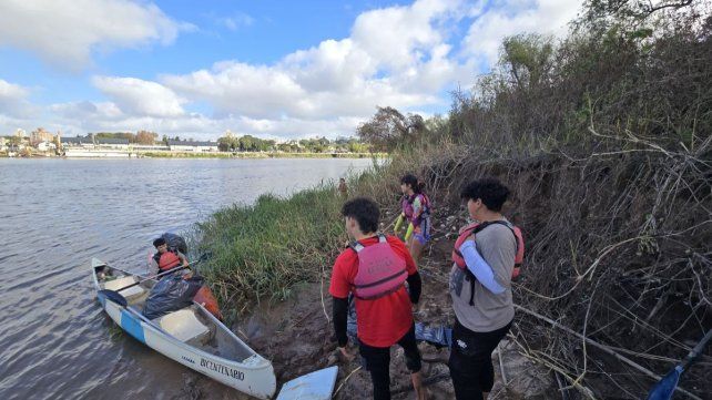 Integrantes de la Escuela Municipal de Canotaje realizaron una jornada de limpieza del río Paraná