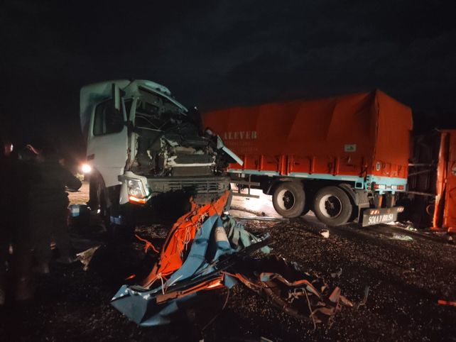 Choque frontal entre dos camiones en la Ruta 11: un conductor hospitalizado Choque frontal entre dos camiones en la Ruta 11: un conductor hospitalizado