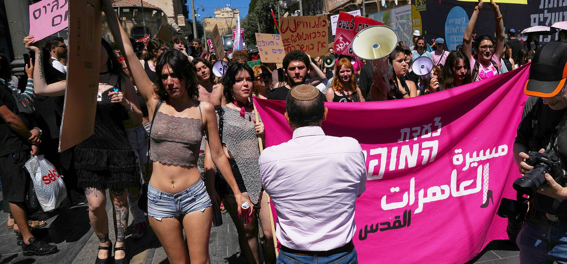 Manifestantes israelíes portan una pancarta con la inscripción "Marcha de las Putas" durante la marcha anual "SlutWalk" para protestar contra las armas en espacios públicos y la violencia contra las mujeres, en Jerusalén, el viernes 4 de septiembre de 2026. (Foto AP/Mahmoud Illean)
