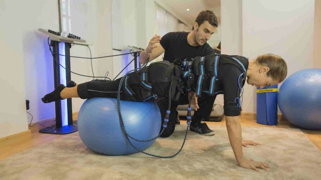 Ejercitación. Foto ilustrativa de una rutina de electrofitness.