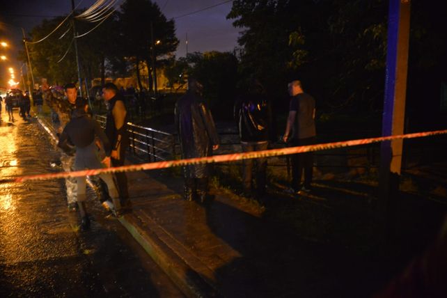 Buscan a la conductora del vehículo arrastrado por la corriente