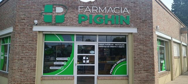La farmacia propiedad del presidente comunal de Alvear que fue baleada este martes a la madrugada. 