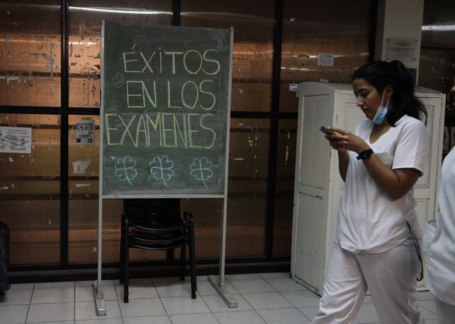 Una sugerente inscripción en los corredores de la facultad de Santa Fe y avenida Francia.