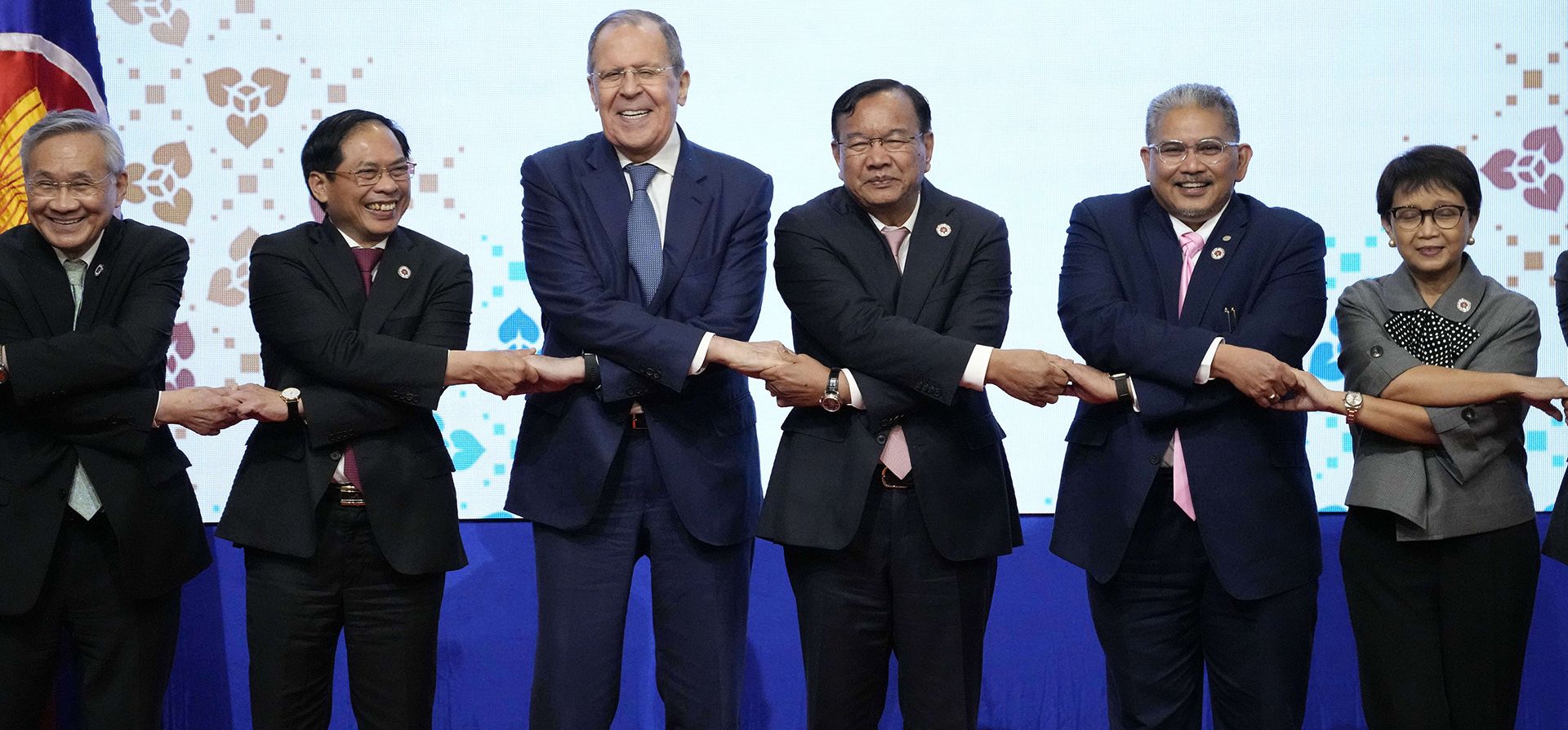 Desde la izquierda, el Ministro de Relaciones Exteriores de Tailandia, Don Pramudwinai, de Vietnam, But Thanh Son, de la Federación Rusa, Sergey Lavrov, de Camboya, Peak Sokhonn, de Malasia, Saifuddin Abdullah, y el Ministro de Relaciones Exteriores de Indonesia, Retno Marsudi, se dan la mano durante la Reunión Ministerial ASEAN-Rusia para la 55.ª