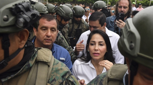 Luis González, de Revolución Ciudadana, con una impresionante custodia al ir a votar.