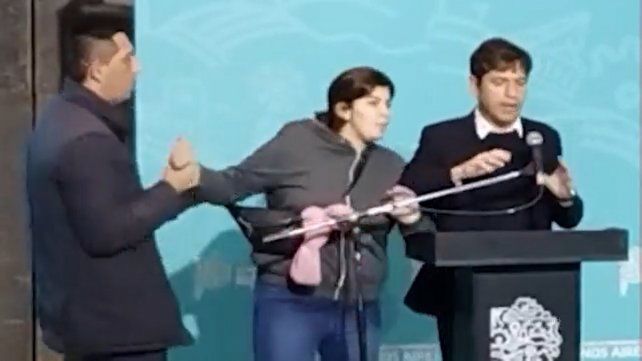 Una mujer increpó a Axel Kicillof durante un acto