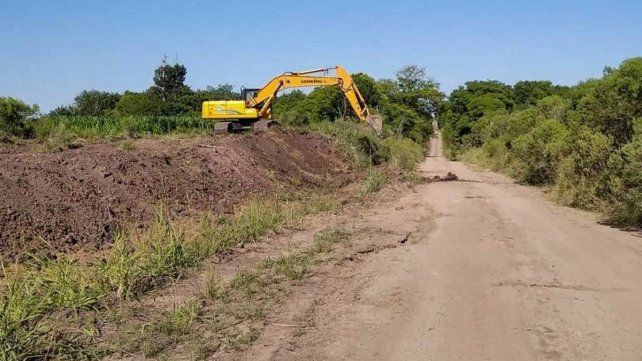 Vialidad ejecuta obras en caminos de Colonia Merou y Aldea Eigenfeld