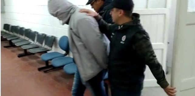 El árbitro Martín Bustos fue detenido en Rosario tras un intento por&nbsp;grooming&nbsp;(engaño a través de internet) a chicos de Newells.