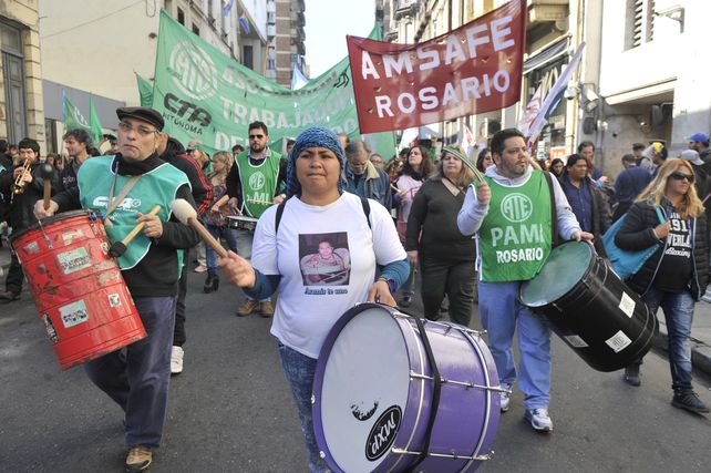 Marcha. El jueves pasado Amsafé Rosario se movilizó con ATE en reclamo de reapertura de las paritarias.