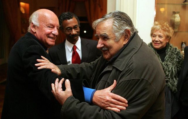 El escritor junto al ex presidente uruguayo José Mujica.