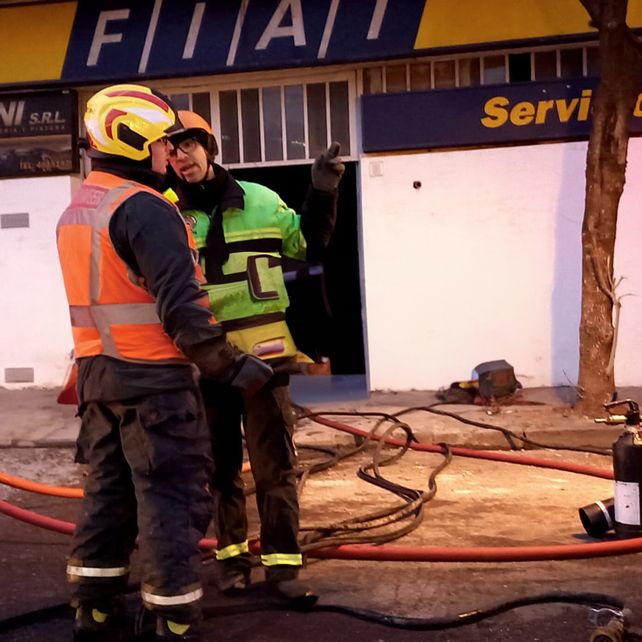 Incendio en taller de chapería y pintura: al menos 6 autos fueron destruidos por el fuego
