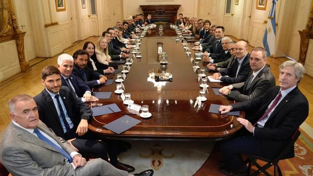 El presidente Milei y todo su gabinete durante la reunión con los gobernadores, incluido Maximiliano Pullaro, en la Casa Rosada.