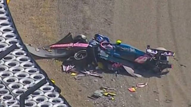 Angustia. Después del choque Jack Doohan tardó en salir del destrozado Alpine en el los libres 2 de Japón.