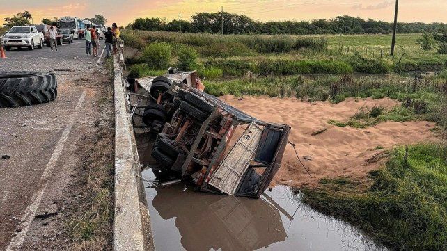 La cosechadora y el camión chocaron prácticamente de frente.