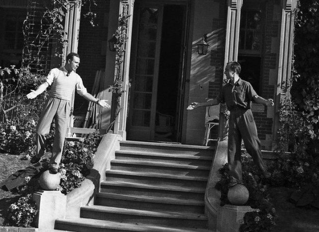 Bioy y Wilcock se divierten en la residencia marplatense de Villa Silvina, en el lejano y emblemático año 1945.