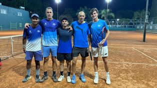 Luciano Ambrogi y su equipo. Una de las figuras de mayor proyección del tenis local, en el Interclubes del Rosario Rowing Club.
