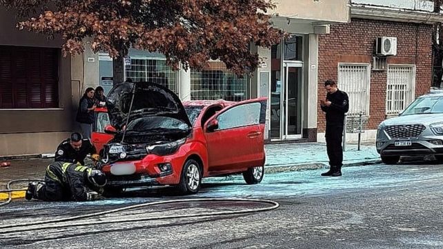 Se incendió un auto en pleno macrocentro y su conductora logró apagar el fuego antes de que llegaran los bomberos. Foto: @mariogaloppo en X.