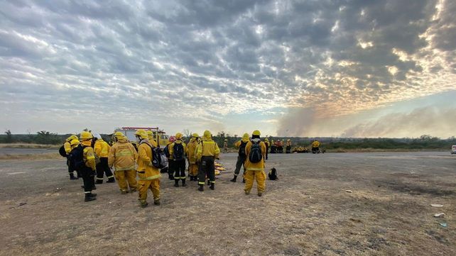 Un grupo compuesto por 65 brigadistas trabaja en las islas para sofocar los incendios.