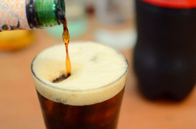 Solo coca: advierten que podrían faltar botellas de fernet en las góndolas. Solo coca: advierten que podrían faltar botellas de fernet en las góndolas.