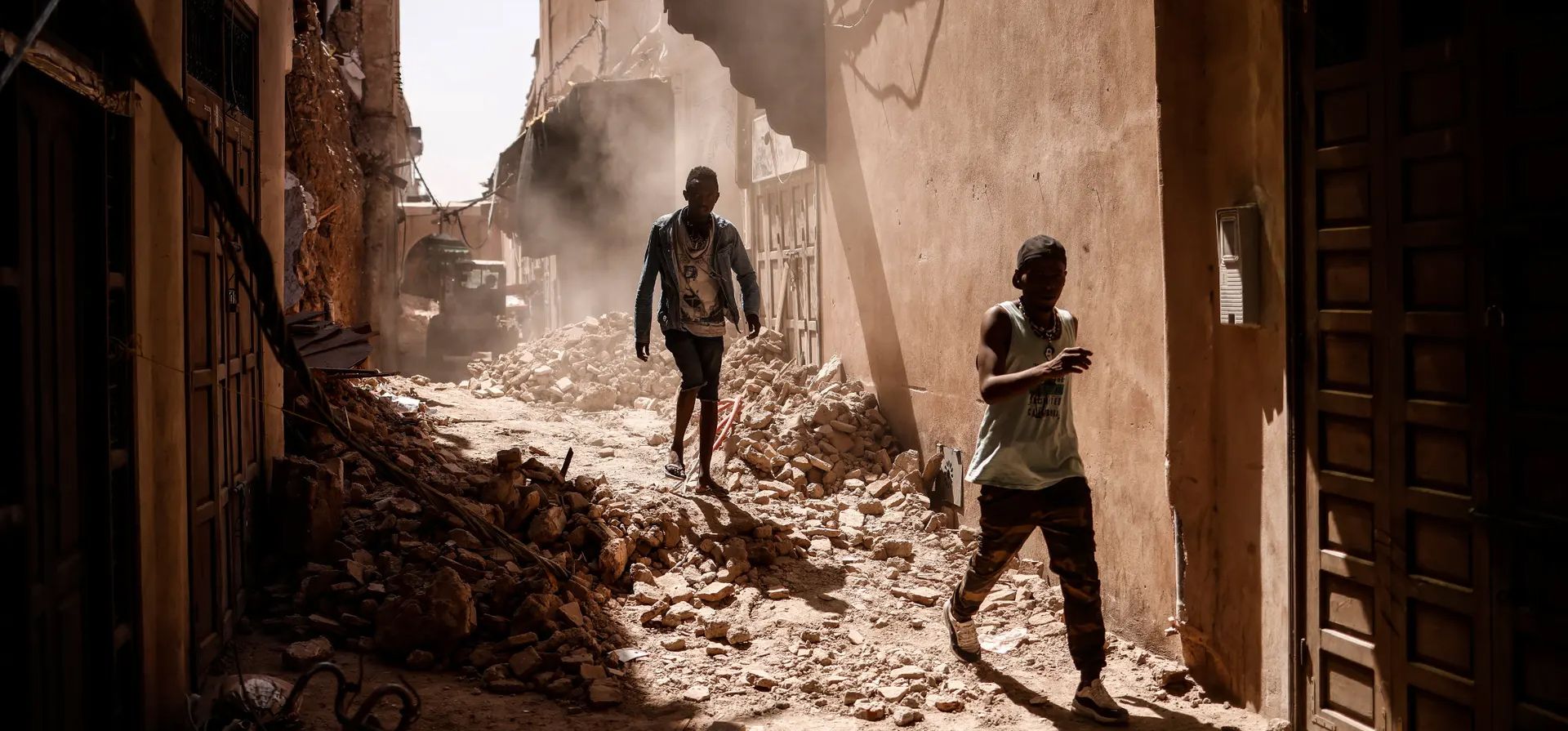 Marrakech, Marruecos. La gente camina sobre los escombros de un edificio dañado dentro de la Medina después de un fuerte terremoto. Fotografía: Yoan Valat/EPA Marrakech, Marruecos. La gente camina sobre los escombros de un edificio dañado dentro de la Medina después de un fuerte terremoto. Fotografía: Yoan Valat/EPA
