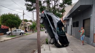 Insólito: estacionó su auto de manera poco ortodoxa y lo dejó casi vertical