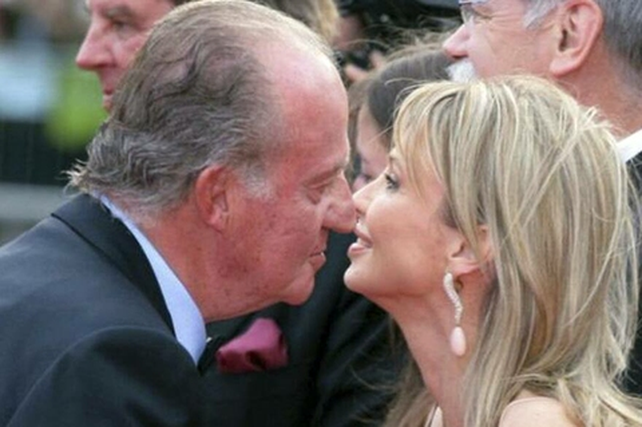 Juan Carlos y Corinna se besan durante un acto protocolar.&nbsp;