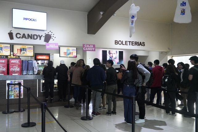 Hall de ingreso al cine Nuevo Monumental, con el sector de boletería y candy bar en la misma área.