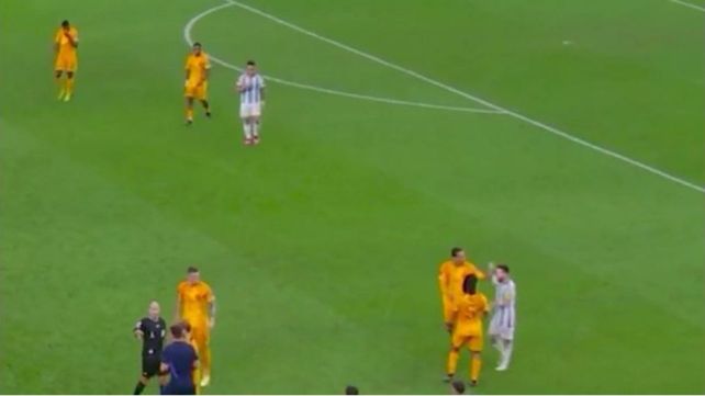 Se conoció un video de la pelea previa entre Messi y Weghorst antes del “¿qué mirás