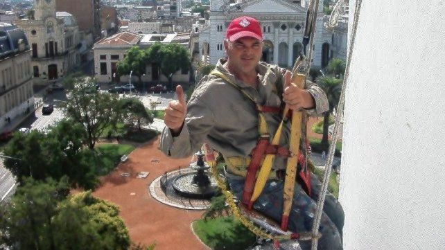 Javier Micheloud trabaja en altura desde hace décadas y se destaca en su labor