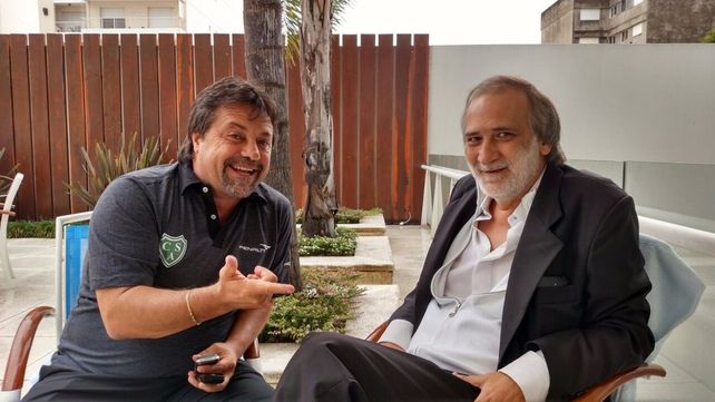 El DT Ricardo Caruso Lombardi y el expresidente de Newells Eduardo López.