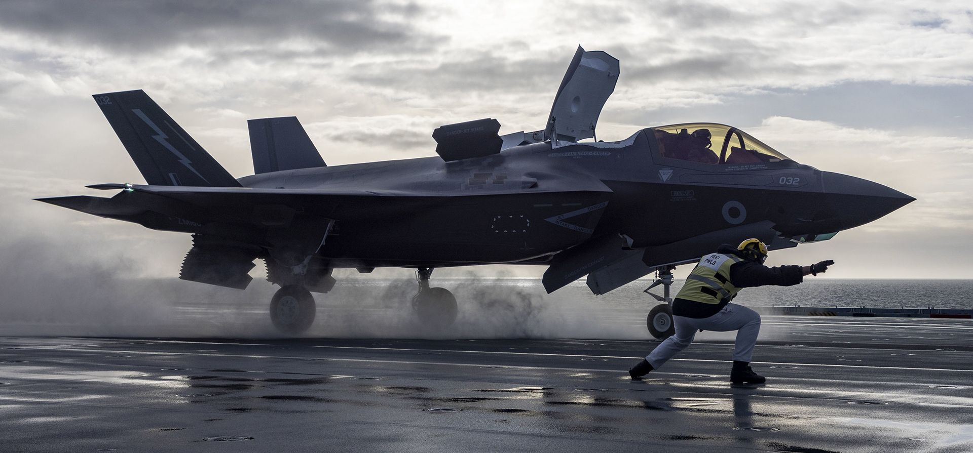 El Ministerio de Defensa británico, publica una fotografía sin fecha de aviones F-35B Lightning en la cubierta de vuelo del portaaviones de la Royal Navy HMS Prince of Wales navegando mientras se dirige a unirse a la OTAN, ejercicio más grande desde la Guerra Fría. (MOD vía AP) El Ministerio de Defensa británico, publica una fotografía sin fecha de aviones F-35B Lightning en la cubierta de vuelo del portaaviones de la Royal Navy HMS Prince of Wales navegando mientras se dirige a unirse a la OTAN, ejercicio más grande desde la Guerra Fría. (MOD vía AP)