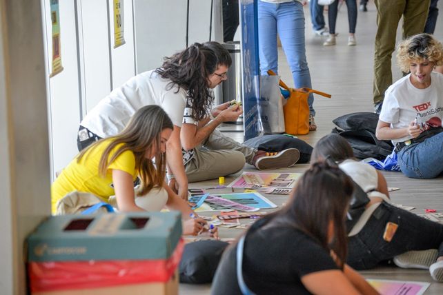 El público y los voluntarios intervinieron los afiches.&nbsp;