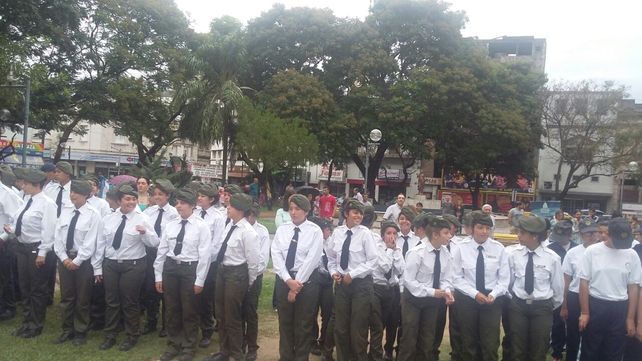 Pese a la lluvia. Representantes de muchas escuelas y vecinos participaron del acto.