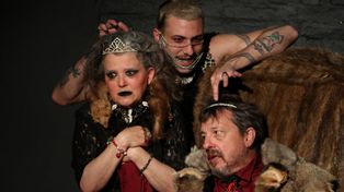 CLÁSICOS. Versión libre de Hamlet, interpretada por un elenco rosarino bajo la dirección de Ricardo Arias.
