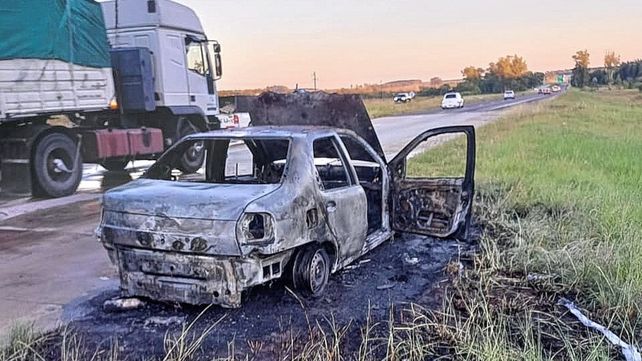 Se prendió fuego un auto cuando intentaron pasarlo a nafta
