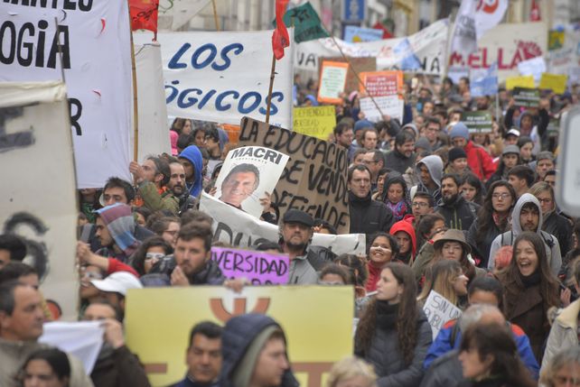 Paraná: Masiva marcha en defensa de la Universidad Pública