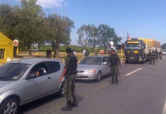 Se suman más efectivos a la búsqueda de los prófugos y hay revisiones auto por auto