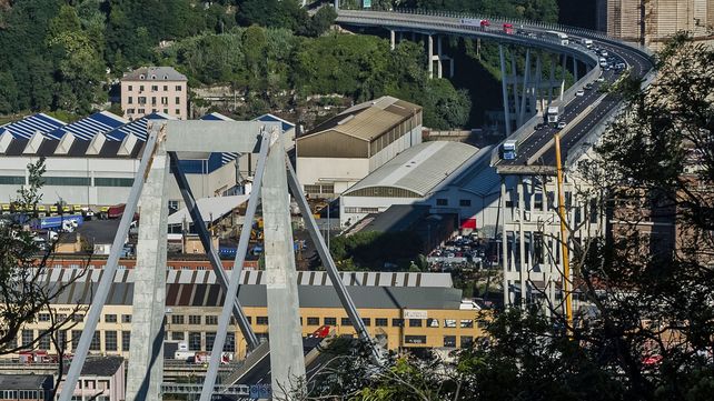 Las imágenes del dramático rescate tras el derrumbe del puente en Génova