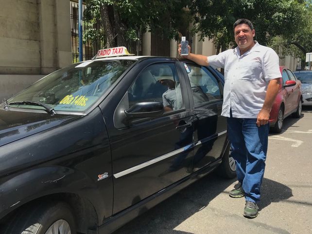 Enrique, el primer taxista de la ciudad que ofrece que le paguen con tarjeta