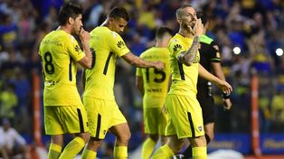 Los jugadores de Boca festejan uno de los goles de ayer ante su gente.