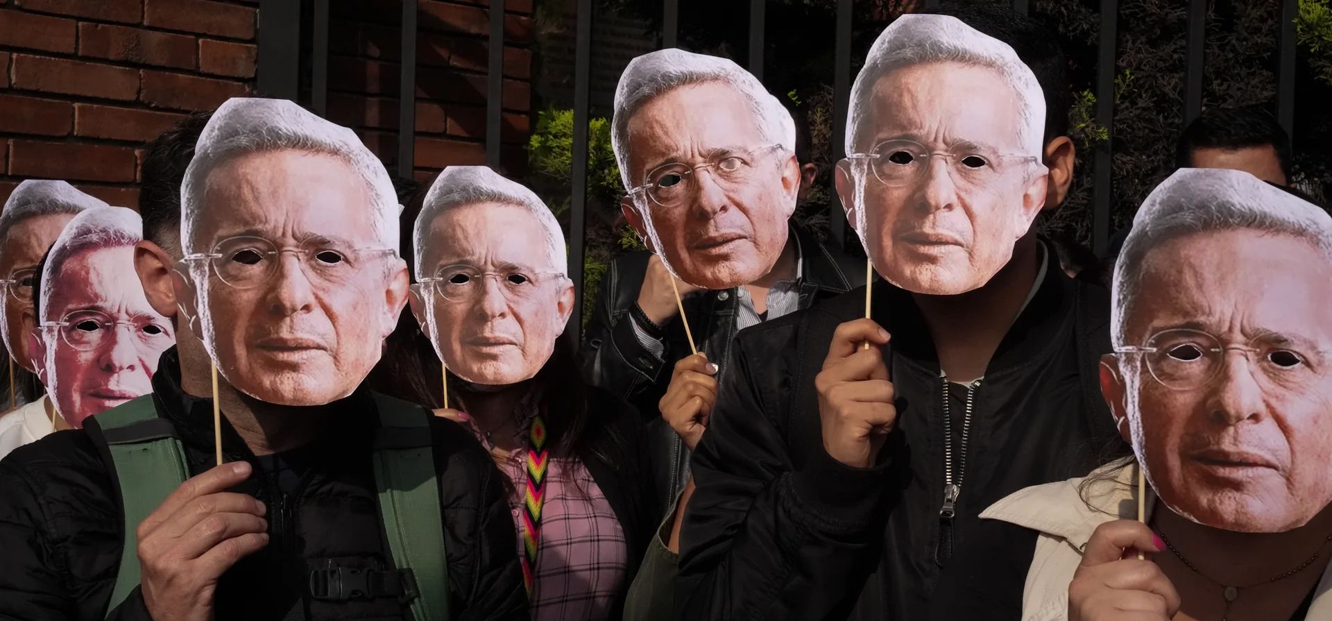Partidarios del expresidente Álvaro Uribe Vélez se manifiestan mientras continúa su juicio en el Complejo Judicial de Paloquemao. El proceso judicial tiene como objetivo determinar su responsabilidad por los cargos de fraude procesal, manipulación de testigos y soborno en casos penales, Bogotá, Colombia. Fotografía: Anadolu/Getty Images Partidarios del expresidente Álvaro Uribe Vélez se manifiestan mientras continúa su juicio en el Complejo Judicial de Paloquemao. El proceso judicial tiene como objetivo determinar su responsabilidad por los cargos de fraude procesal, manipulación de testigos y soborno en casos penales, Bogotá, Colombia. Fotografía: Anadolu/Getty Images