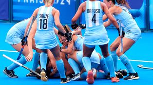 Las Leonas celebran la conquista de otra medalla para Argentina.