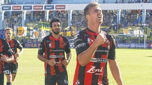 Ezequiel Rescaldani celebra el gol de Patronato ante Dock Sud en el estadio de Atlético Rafaela.