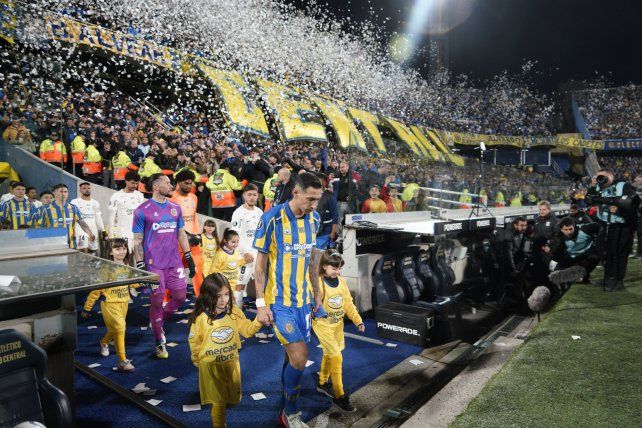 Di María encabeza la fila en una de las salidas del equipo al campo de juego en el Gigante