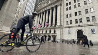 El frente de tormenta no se limitó a Wall Street. La Bolsa de Tokio sufrió la segunda mayor caída diaria de su historia. (Foto AP/Peter Morgan)