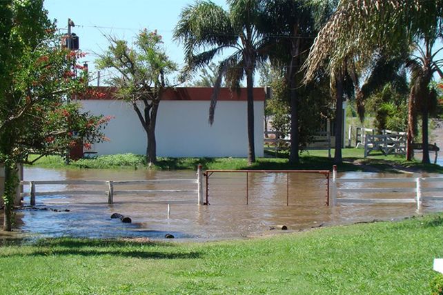 Por las lluvias, el Salado desbordó en ciudad de Esperanza